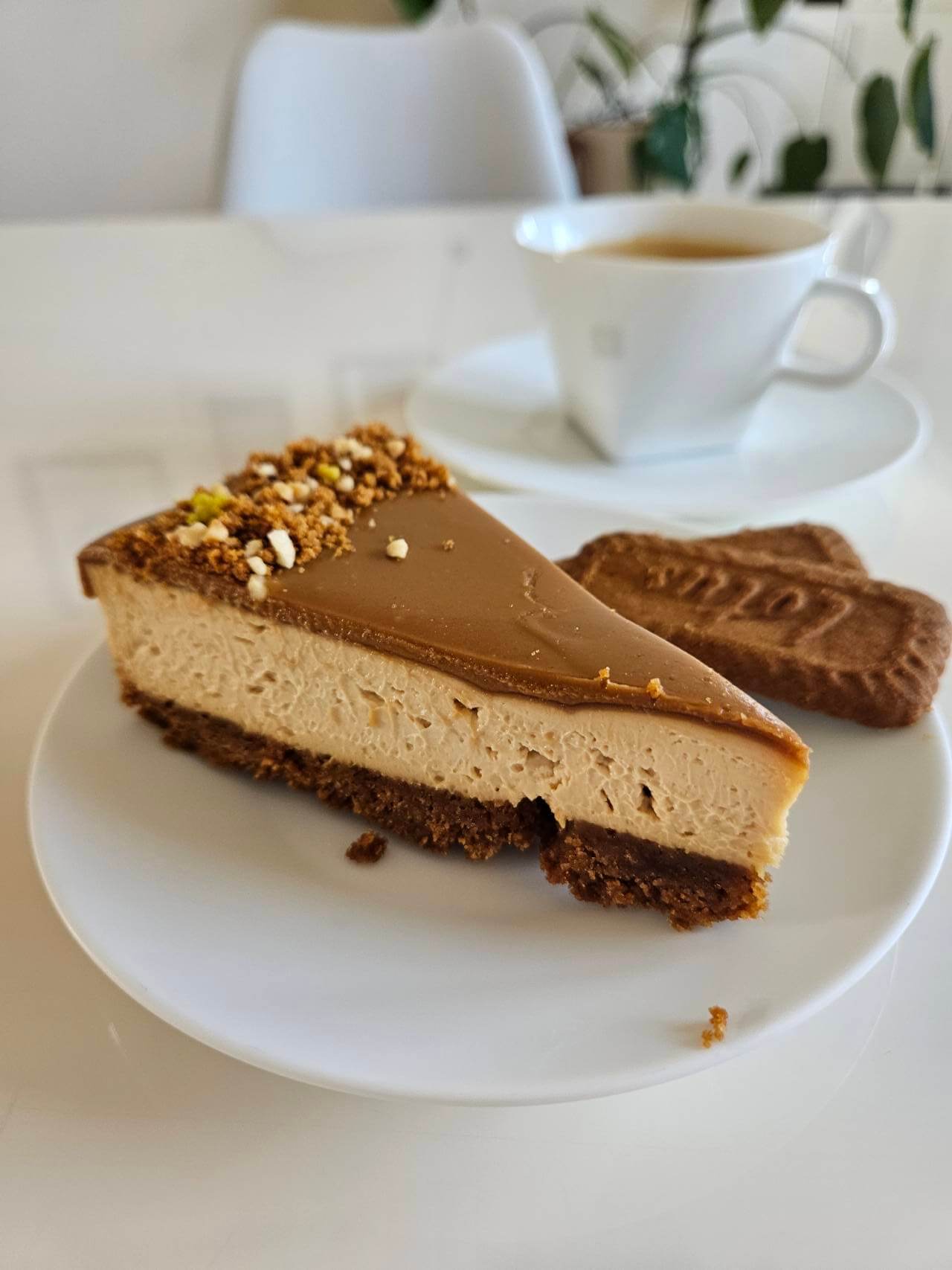 Cremige Käsekuchen-Tarte mit Karamellglasur und Biscoff-Boden