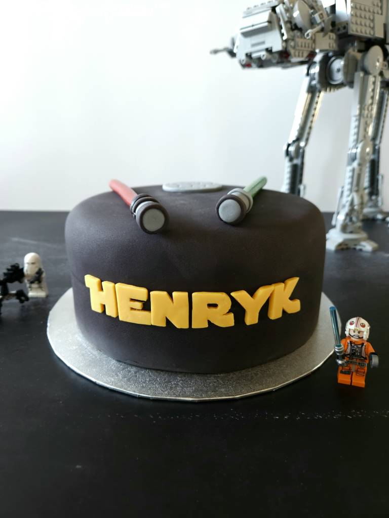 Star-Wars-Geburtstagstorte mit Name, Lichtschwertern und Lego-Dekoration