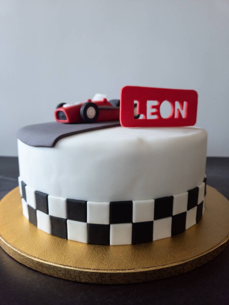 Schlichte weisse Torte für Geburtstag oder Event mit Rennwagenmotiv und Fondant-Auto