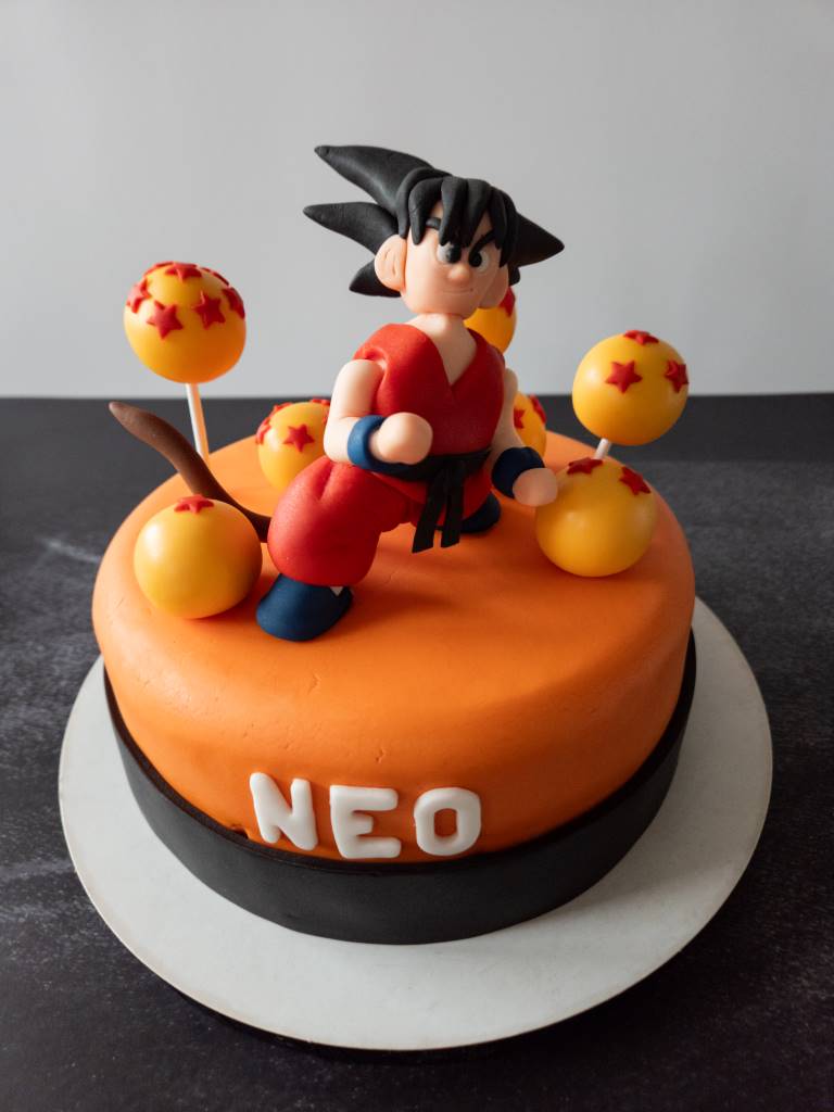Schokoladentorte zum Geburtstag im Dragon-Ball-Design mit Fondantüberzug und Goku-Figur