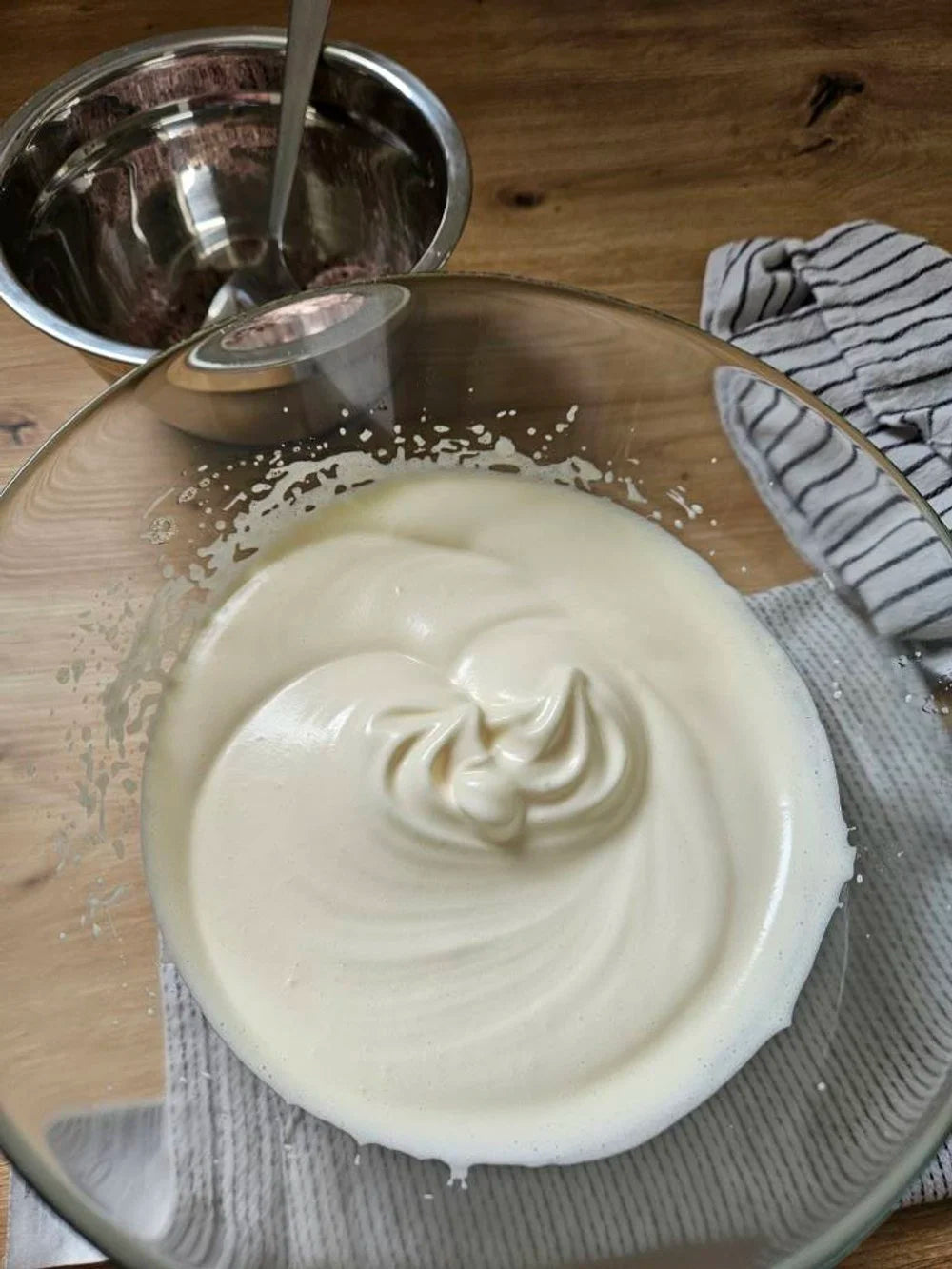 Zubereitung eines Biskuitteigs in der Backküche